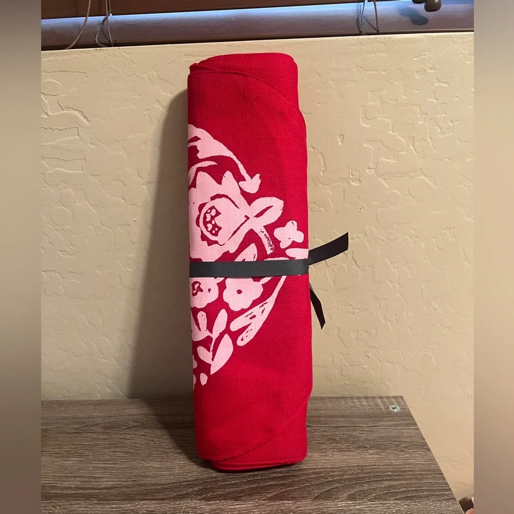 Target Threshold Red Pink Table Runner Valentine’s Day Hearts Love NWT